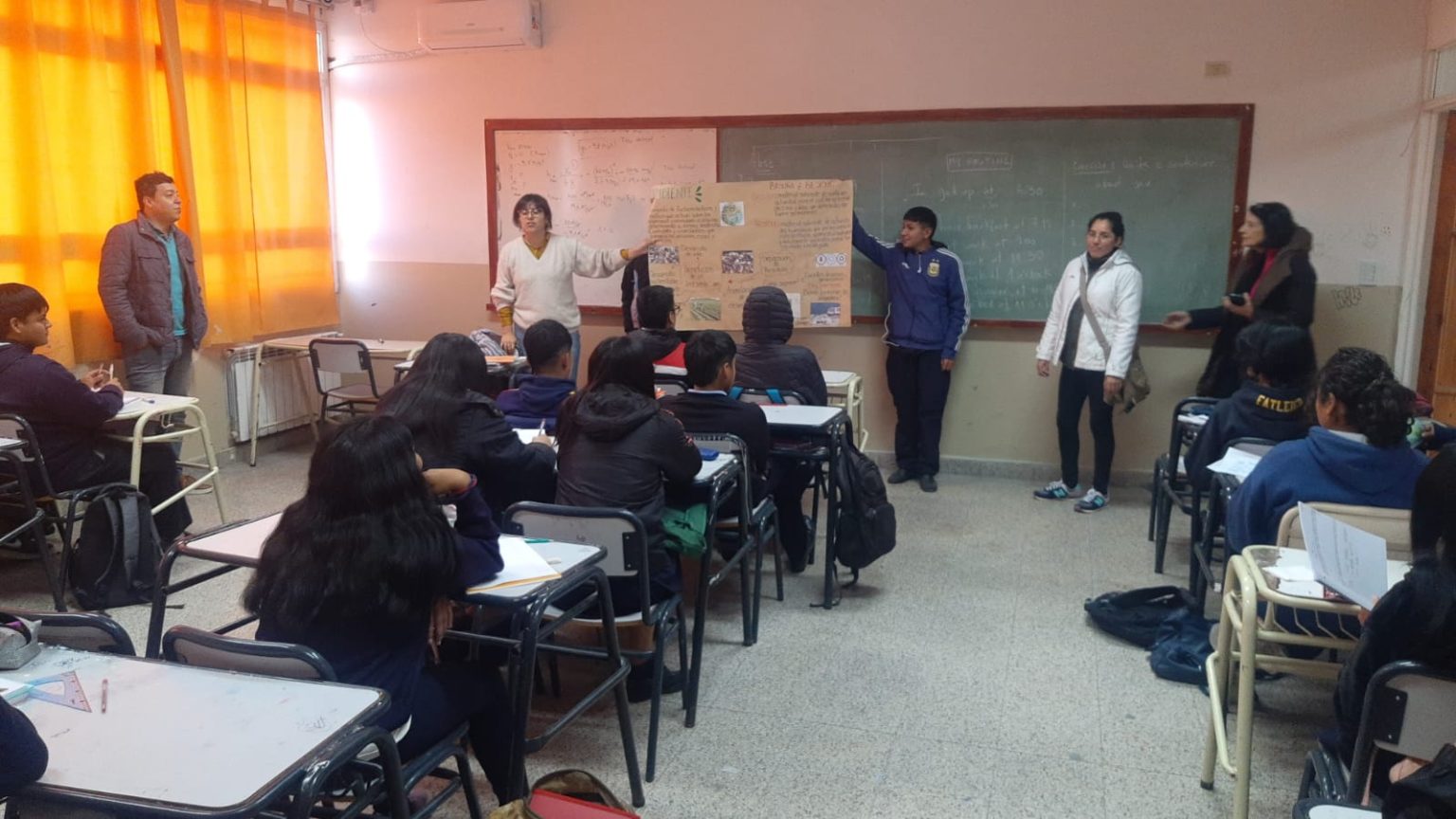 Estudiantes exponiendo sobre temas ambientales