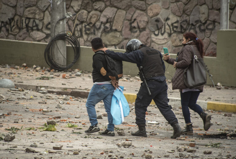 Personas siendo detenidas por la Policía de Jujuy