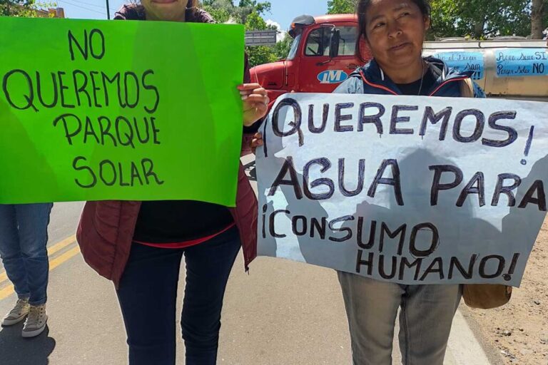 Carteles con reclamo de vecinos de San Carlos