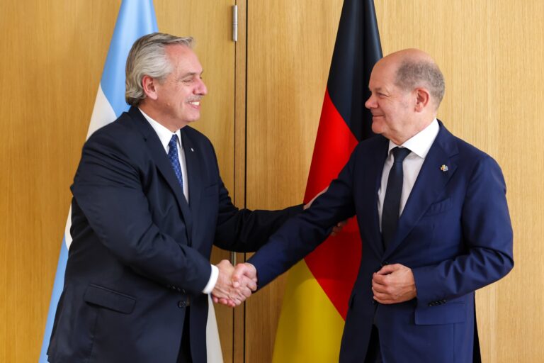 Alberto Fernández saludando al canciller federal de Alemania, Olaf Scholz