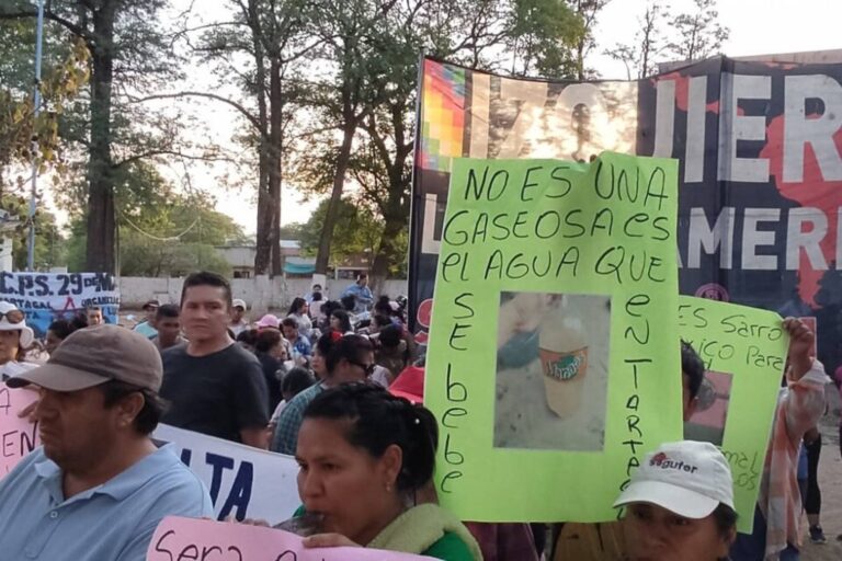 Manifestantes reclamando en Tartagal ante la crisis hídrica