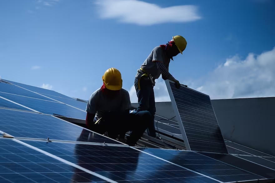 trabajadores instalando paneles solares