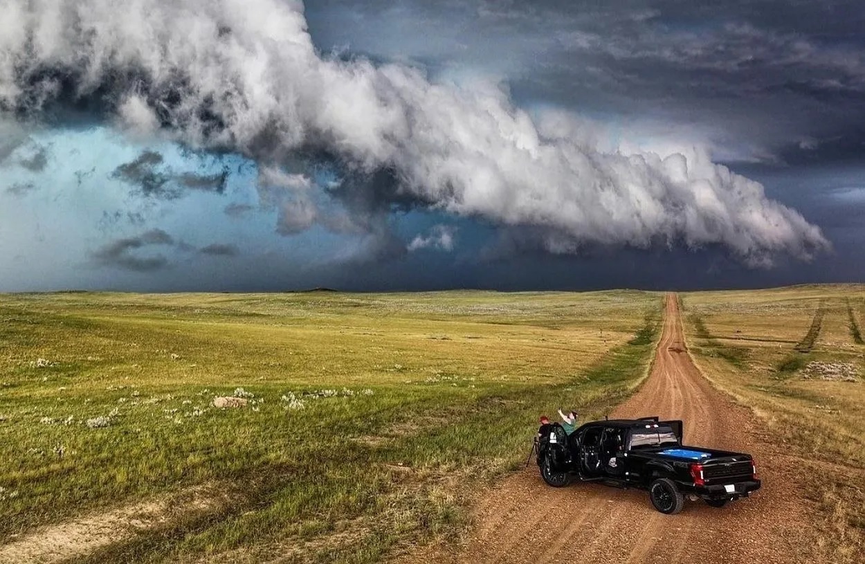 Campo amenazado por nubes de tormenta