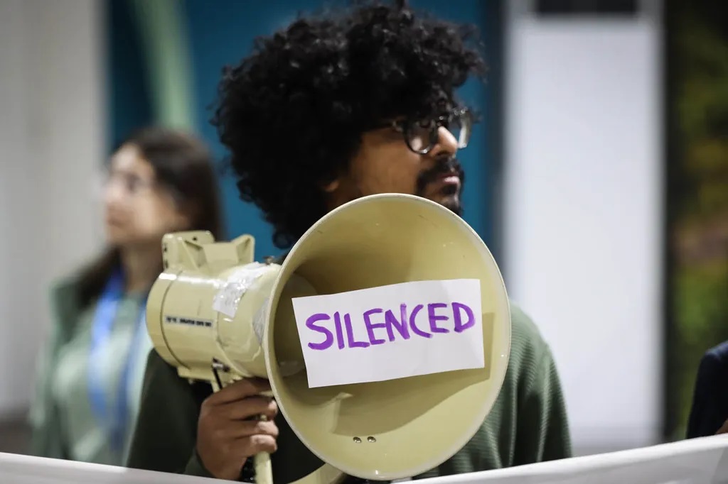 COP29: Manifestantes ‘silenciados’ exigen mayor financiación climática