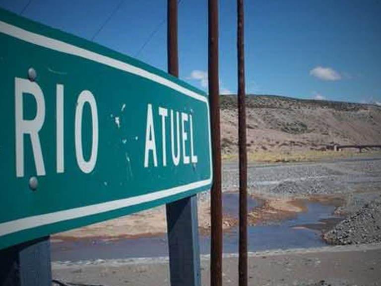 Cartel del Río Atuel- amparo colectivo ambiental contra la reforma a la Ley de Glaciares
